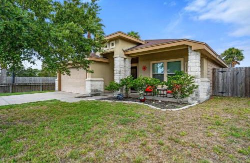 Flour Bluff House | Ultimate Comfort & Relaxation- Palm Family Oasis