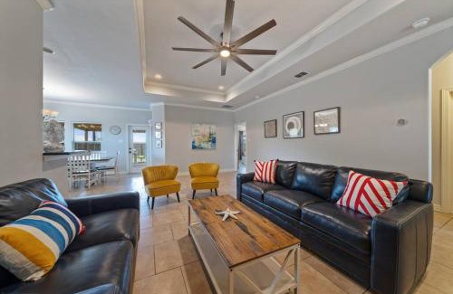 Flour Bluff House | Ultimate Comfort & Relaxation- Palm Family Oasis