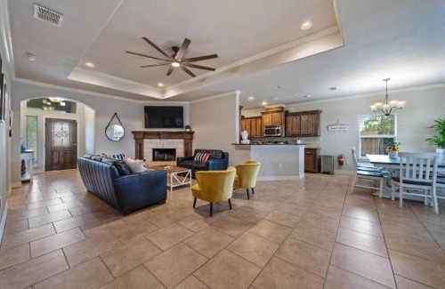 Flour Bluff House | Ultimate Comfort & Relaxation- Palm Family Oasis