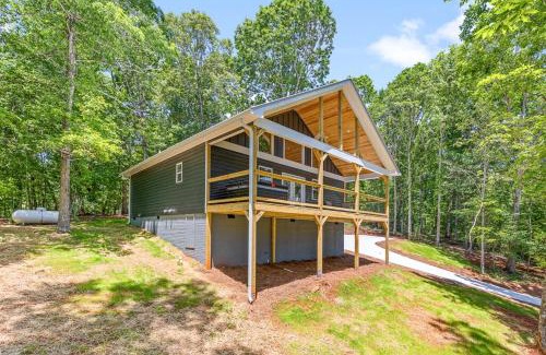 Cleveland House | Ultimate Couples Retreat w Fenced Yard for Pet