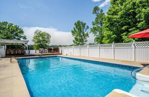 Milledgeville House | Ultimate Family Fun Lakehouse with pool and dock