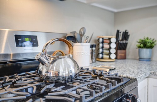 Johnson City House | Ultimate Getaway in Heart of JC | Family Friendly | Close to Univ, Med, Downtown