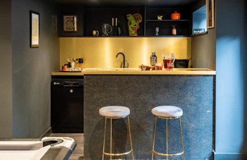 Bournemouth City Centre House | Ultimate glam, vintage central pad. Cool 70s bar.