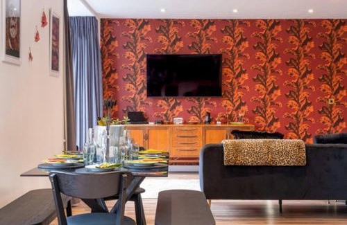 Bournemouth City Centre House | Ultimate glam, vintage central pad. Cool 70s bar.