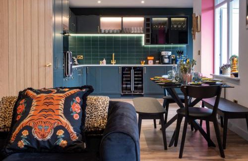 Bournemouth City Centre House | Ultimate glam, vintage central pad. Cool 70s bar.
