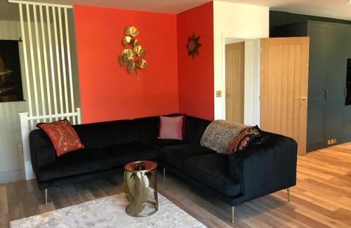 Bournemouth City Centre House | Ultimate glam, vintage central pad. Cool 70s bar.
