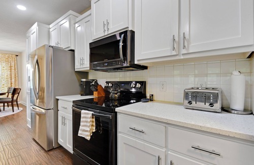 I-435 West KC-KS House | -Ultimate KC BNB-21 Guests-30 night min-Heated POOL-GoldenTee-Poker-KS Speedway-