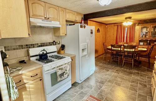 Crestline Cabin | Ultimate Lake Getaway: Walk to Town & Lake Gregory, Game Room, Private!