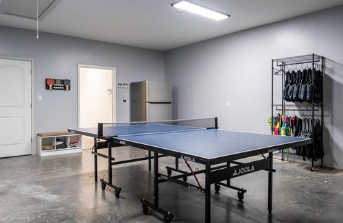 Mid America House | Ultimate Lake Hamilton Getaway: Private Pool, Hot Tub, Game Room, Dock & Stunning Lakefront Views!
