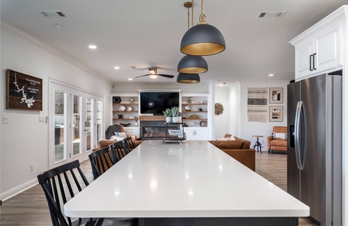 Mid America House | Ultimate Lake Hamilton Getaway: Private Pool, Hot Tub, Game Room, Dock & Stunning Lakefront Views!