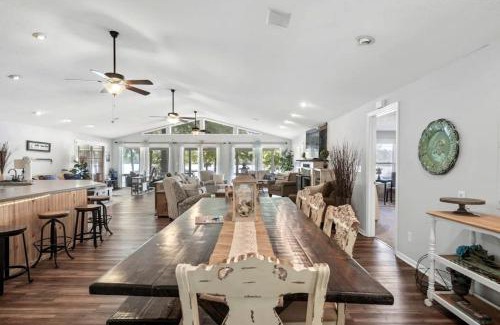 Milledgeville House | Ultimate Lakefront Cabin with Outdoor Pool in Georgia