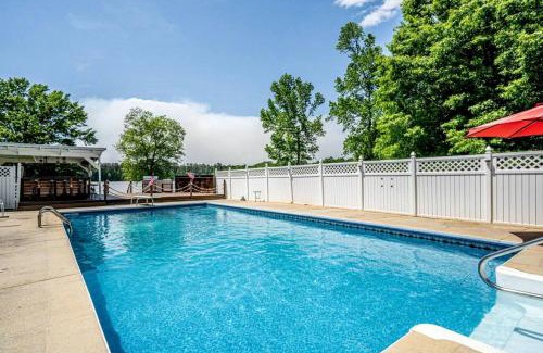 Milledgeville House | Ultimate Lakefront Cabin with Outdoor Pool in Georgia