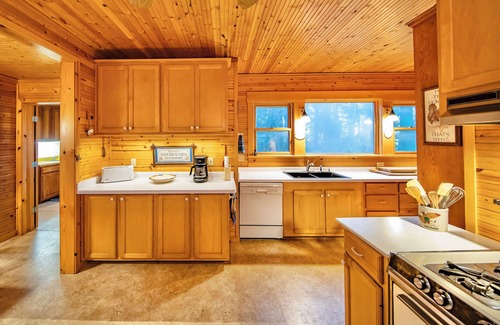 Eagle River House | Ultimate Lakefront Getaway: 3 Piers, Wildlife Adventures, & Spectacular Sunsets!