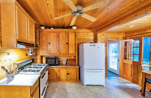 Eagle River House | Ultimate Lakefront Getaway: 3 Piers, Wildlife Adventures, & Spectacular Sunsets!