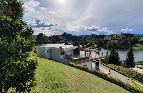El Penol Villa | Ultimate Luxury Villa, 40 Mins from JMC Airport, Guatape El Peñol Dream Getaway!