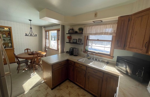 Allouez House | Ultimate NFL Draft Getaway with Speakeasy, Bar & Movie Room!
