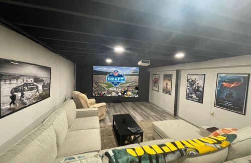 Allouez House | Ultimate NFL Draft Getaway with Speakeasy, Bar & Movie Room!