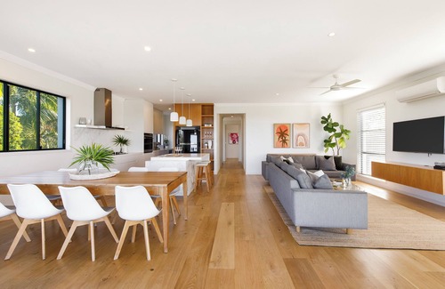 Sunrise Beach House | ULTIMATE NOOSA Six Bedroom Luxury with WATERSLIDE!