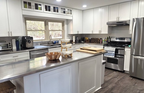 Red Bank House | Ultimate Serene Mountain Retreat on 1+ Acre Private Land, Minutes to Downtown