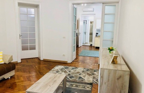 Old City Condo | Ultra-central moden and big apartment P4