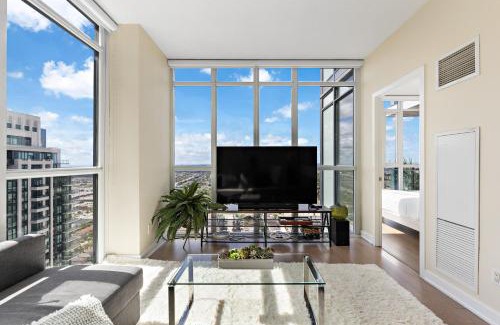 Downtown Mississauga Apartment | Ultra Luxurious 2.5 Bedroom 2 Full Bathroom 1 Parking Condo Near SQ1 Striking Views