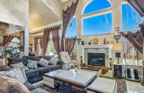 Northgate House | ULTRA LUXURY, 5,573SF, 5BR 2KS & 4QS Beds, 4BA, 3FP, Interquest & I-25 by AFA