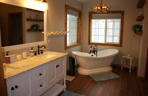 Grantsdale House | Ultra Luxury Mountain Retreat w/hot tub and huge game room with a bar & smart tv