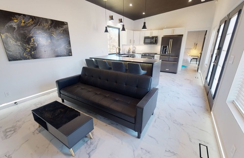Dixie - Berryhill House | Ultra Modern Luxury Waterfront Getaway