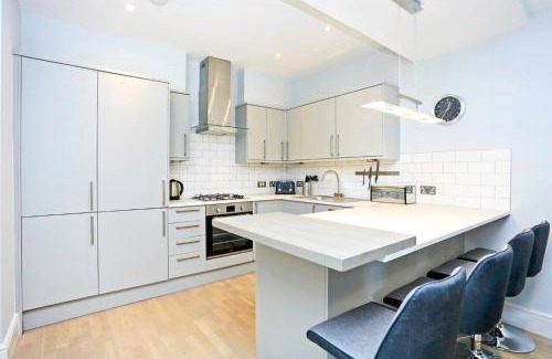 West End Apartment | Ultra Modern, Stylish Apartment Next To Princes St