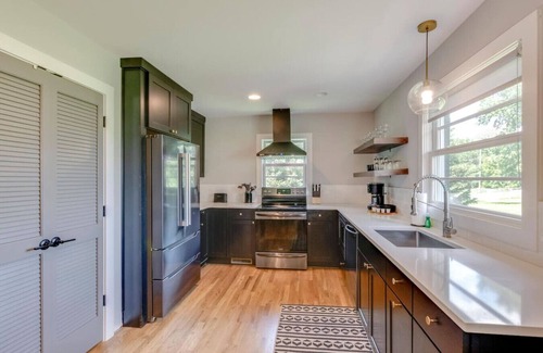 Franklin House | Ultra Relaxing & Fun - Historic Franklin Bungalow
