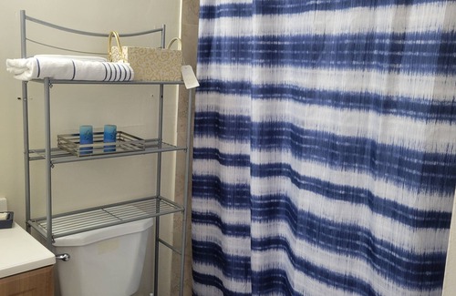 Flagami House | Un cuarto con AC, WiFi en Miami con mini refrigerador y cocina de gas.