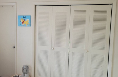 Flagami House | Un cuarto con AC, WiFi en Miami con mini refrigerador y cocina de gas.