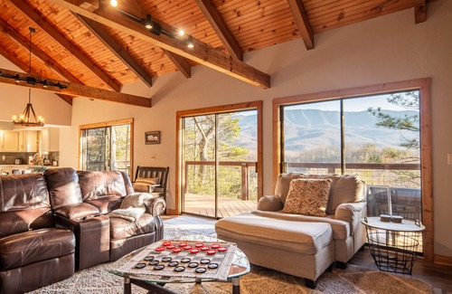 Gatlinburg - Pigeon Forge Cabin | Unbeatable Fall Views from this Stunning Mtn Cabin w/Hot Tub, Wildlife Sightings