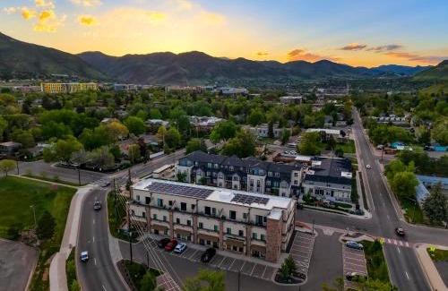 Golden House | Unbeatable Location Golden Condo - Walk Everywhere