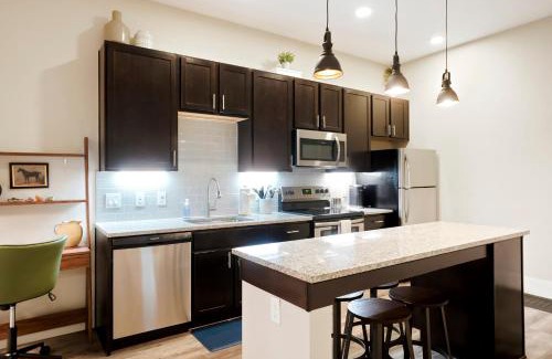 Golden House | Unbeatable Location Golden Condo - Walk Everywhere
