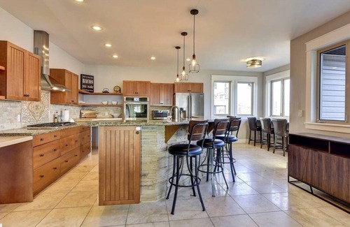 Central Okanagan House | Unbelievable Lake View, ENTIRE HOUSE, Hot Tub,Pool Table, Kid Friendly, Quiet!