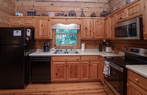 Blairsville Cabin | Unbelievable Value! From 600/wk! Luxury, Fun and Tranquility! 7 Person Jacuzzi!