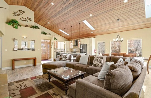 Ouray House | Uncompahgre Lodge 8BR/5BA - Smaller group ask us about our rates for fewer rooms
