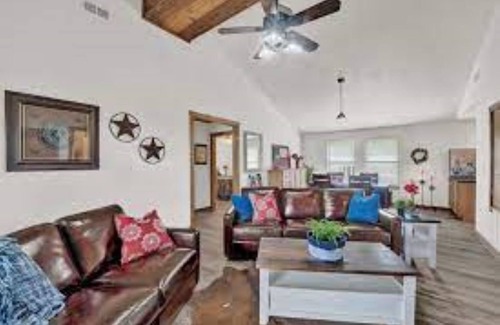 Center Point Cabin | Under New Management! THE PORCH CABIN @ Camp Verde Springs