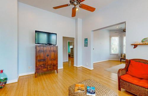 San Jacinto Apartment | Under the Avenue