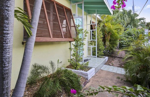 Midtown House | Under The Palms by AvantStay | Private Pool | Outdoor Dining | Close to Beach