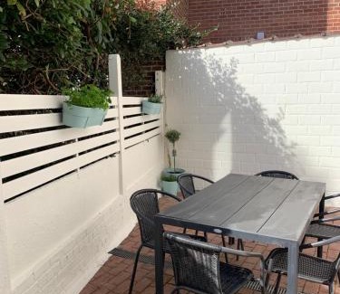 Sint-Pieters-Woluwe Apartment | Une belle étage à Stockel with charming patio