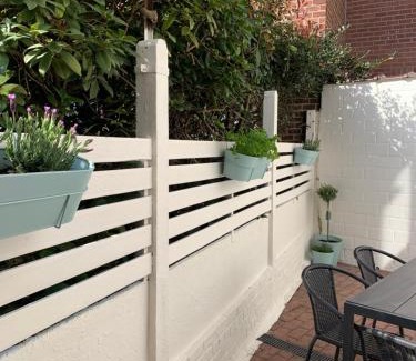 Sint-Pieters-Woluwe Apartment | Une belle étage à Stockel with charming patio