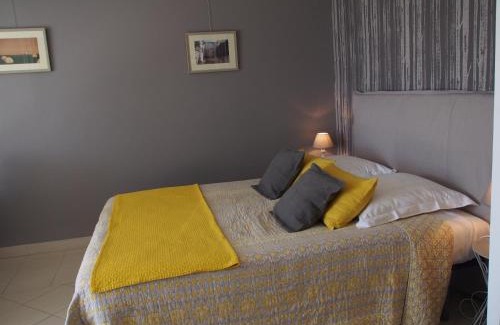 Manosque Apartment | Une Heure Bleue