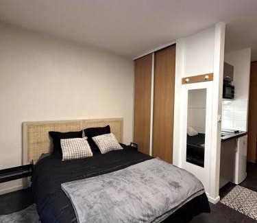 Issy-les-Moulineaux Apartment | Une pièce Issy-les-Moulineaux