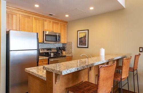 Park City Condo | Unequalled Ski in Out, Next to Gondola, Sundial 1BR, Pool, Hot tub, Condo Nast Winner C305