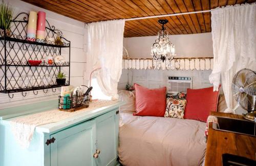 Franklin House | Unforgettable Glamping Caravan Rental in North Carolina for Intimate Weekends Away in Franklin