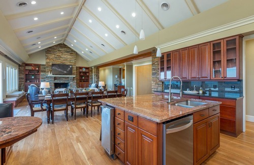 Spruce Pine House | Unforgettable Mtn Views & Sunsets! Hot Tub+Fireplaces+Sauna, WiFi, Small Events!