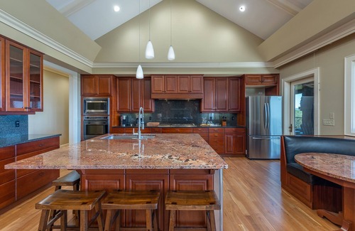 Spruce Pine House | Unforgettable Mtn Views & Sunsets! Hot Tub+Fireplaces+Sauna, WiFi, Small Events!