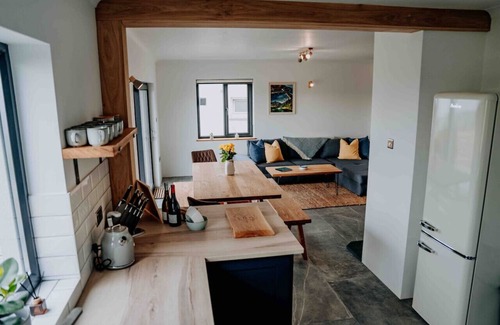 Penycwm Apartment | Unforgettable sea views, Hot tub, Modern property